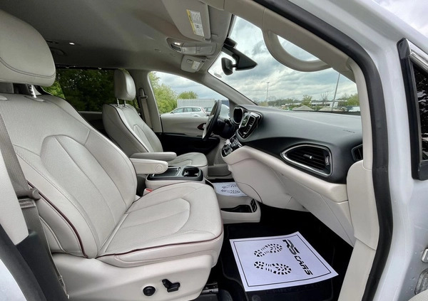 Chrysler Pacifica cena 139900 przebieg: 120000, rok produkcji 2020 z Krosno małe 704